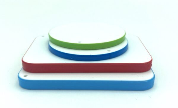 Llavero de plástico blanco borde color, distintas figuras en Fluxi